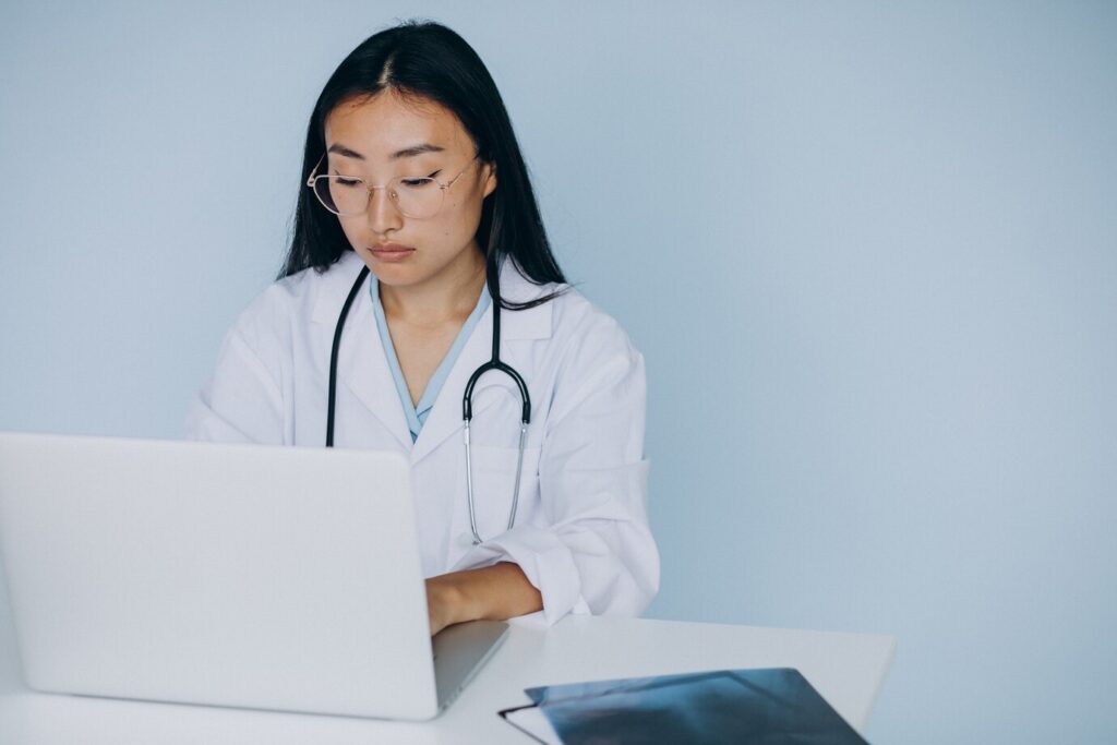 doutora usando telemedicina na gestão de doenças crônicas