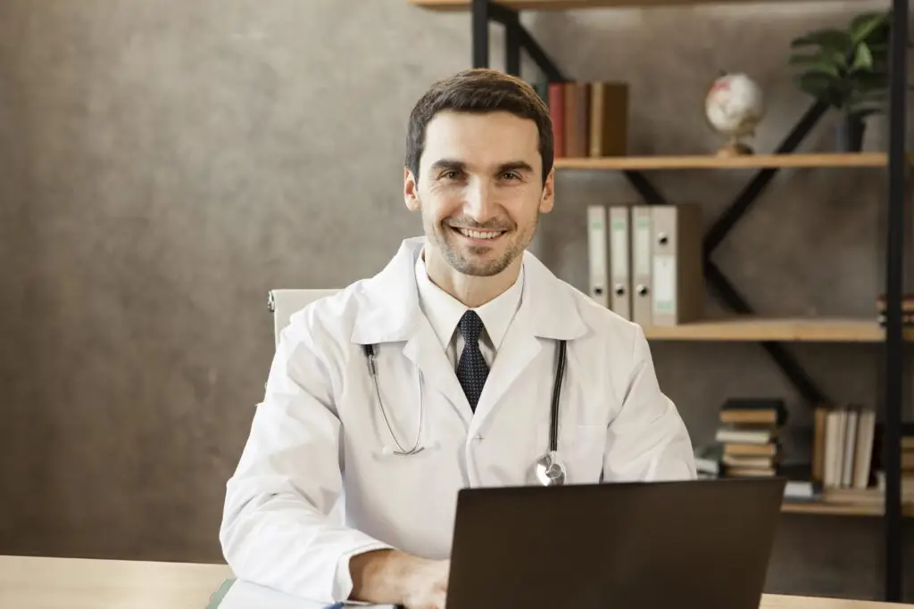 Avanços na telemedicina e o futuro da área 1 medium shot smiley man wearing coat 1024x683 1