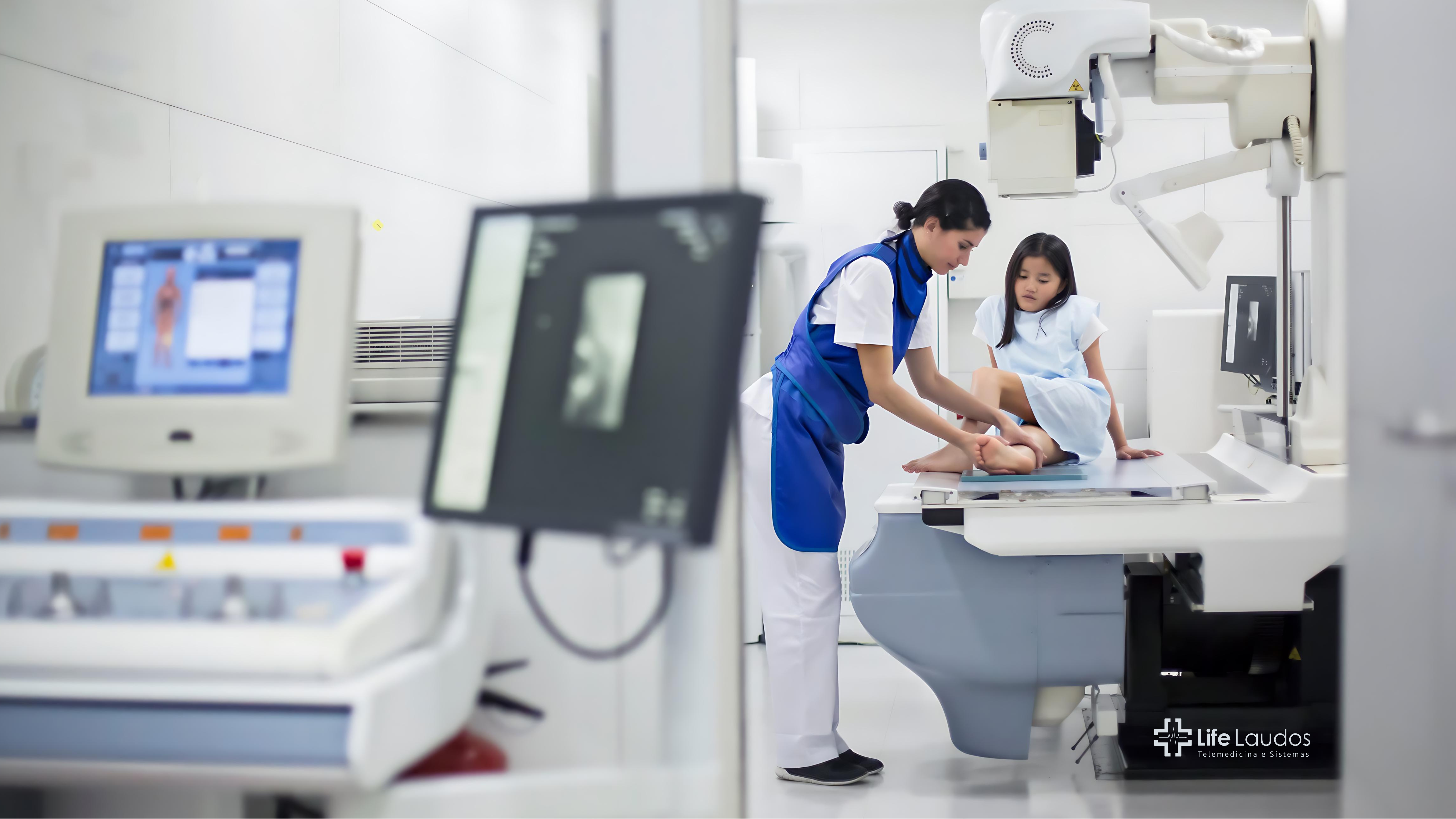 Médica realizando exame de radiografia em menina criança.