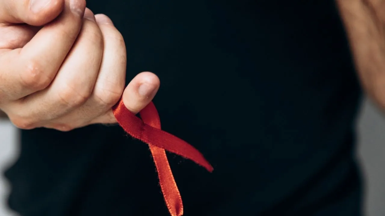 Explore como a tecnologia está transformando o combate ao HIV no Dezembro Vermelho, com a telemedicina e laudos online facilitando diagnósticos e tratamentos.